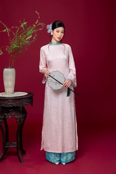 Áo dài suông tơ tằm phối cổ xanh dương