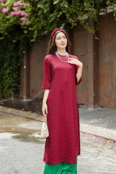 Áo dài gấm suông cổ tròn, tay lửng